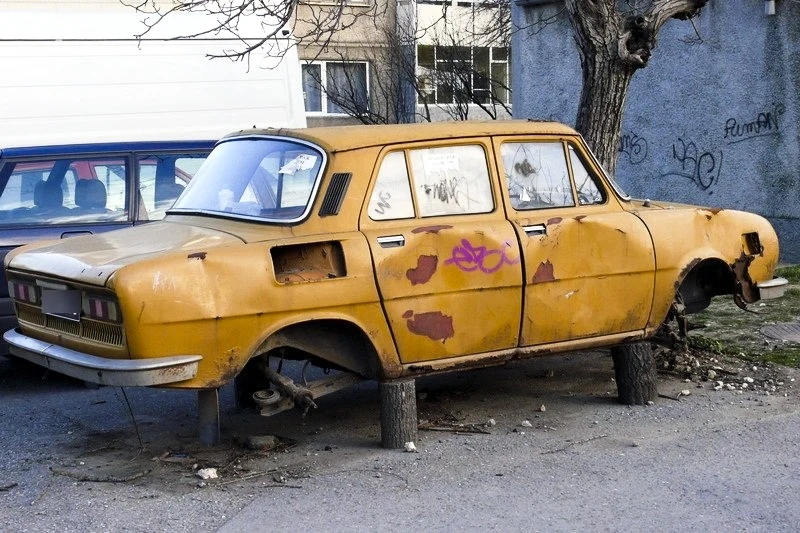 Проверки за неправомерно паркирани излезли от употреба автомобили