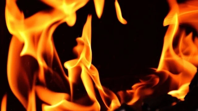 Пожар засегна два паркирани автомобила