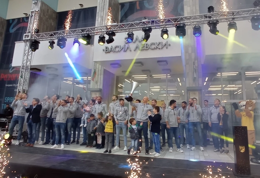 Радост настана! Посрещнахме шампионите и купата! (снимки)