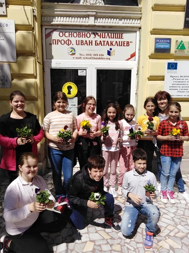 Ученици от ОУ “Проф. Иван Батаклиев“ засадиха цветя и дръвчета в Деня на Земята