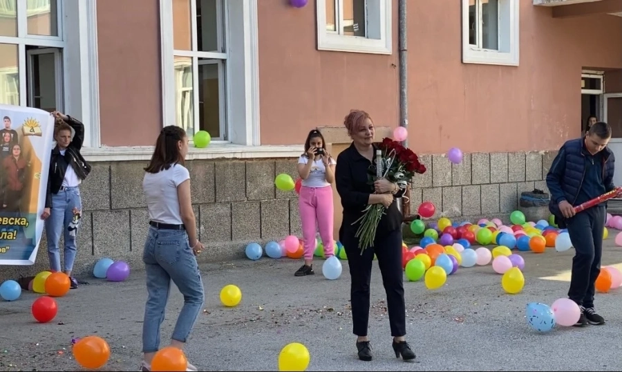 Абитуриентите от „Аксаков“ с покана за бала на двете ЛЕД табла