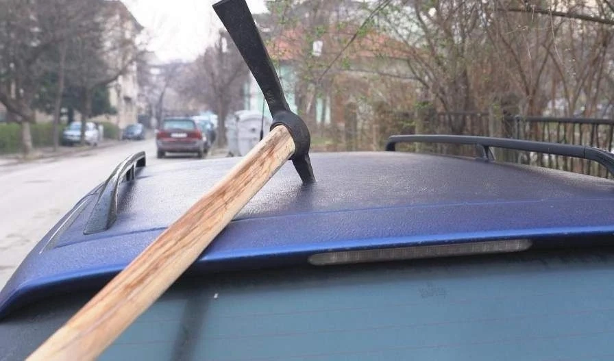 Забиха кирки в три коли, прокуратурата разследва