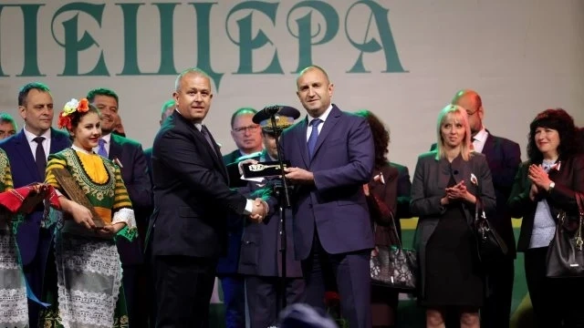 Президентът Радев уважи празника на Пещера