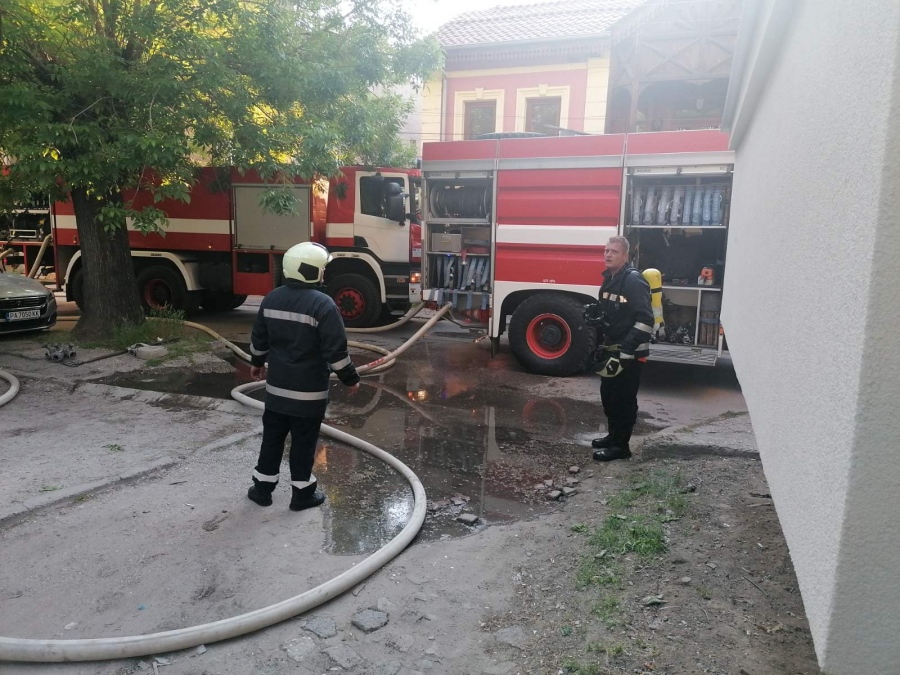 Пожар в кооперация в центъра на града, мъж пострада (обновена)