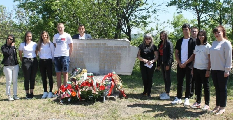 Пещерци почетоха паметта на априлските въстаници