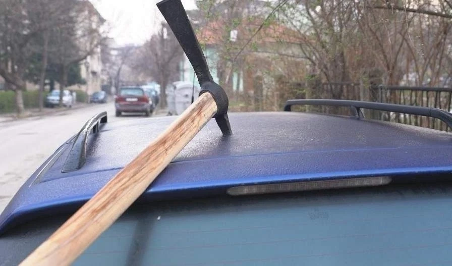 Районната прокуратура задържа трима за забитите кирки в автомобилите в Главиница