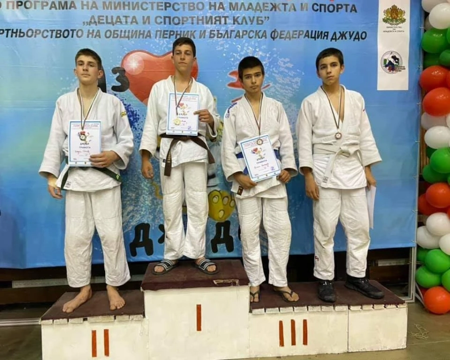 Три златни отличия за джудистите на „Кодокан“ и спортното училище от държавното първенство