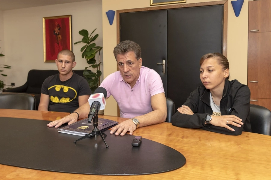 Община Пазарджик ще закупи тоалетите на двама абитуриенти