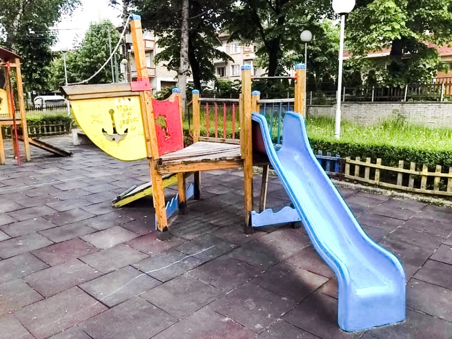 Читател: Детска площадка е необезопасена!