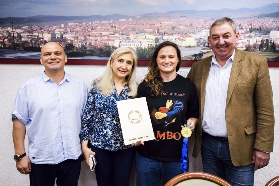 Златното момиче на българското самбо Мария Оряшкова с признание от „Асарел-Медет“