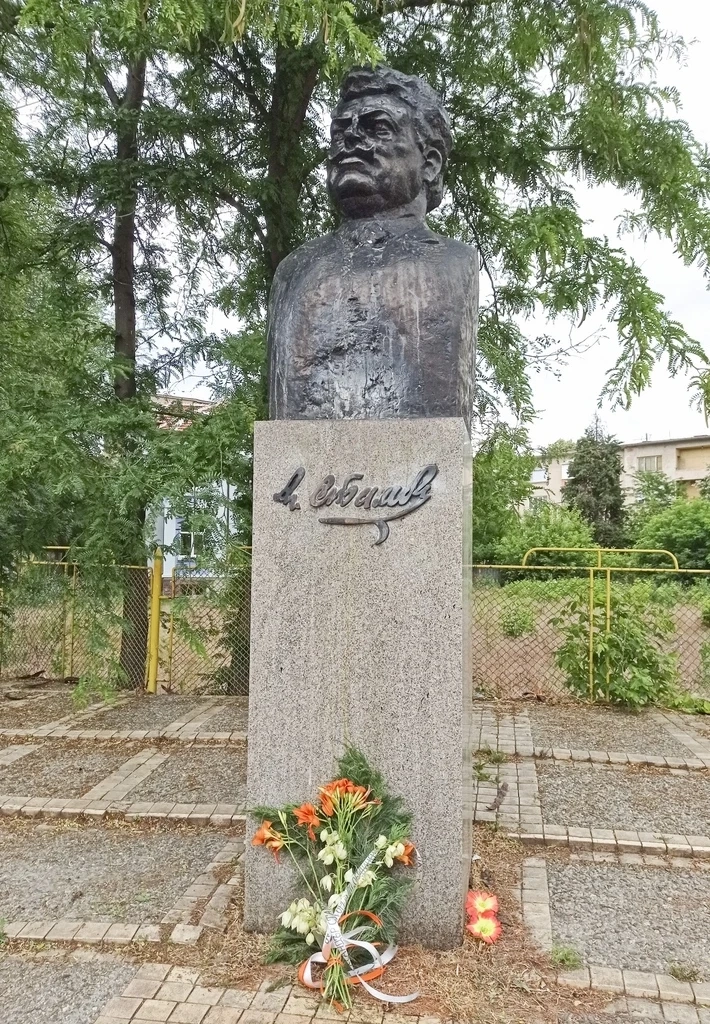 Вандали поругаха паметника на Стамболийски