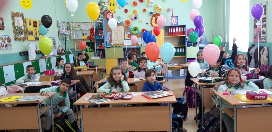 Грамоти от национална изложба за ученици от НУ ”Отец Паисий”-Пазарджик