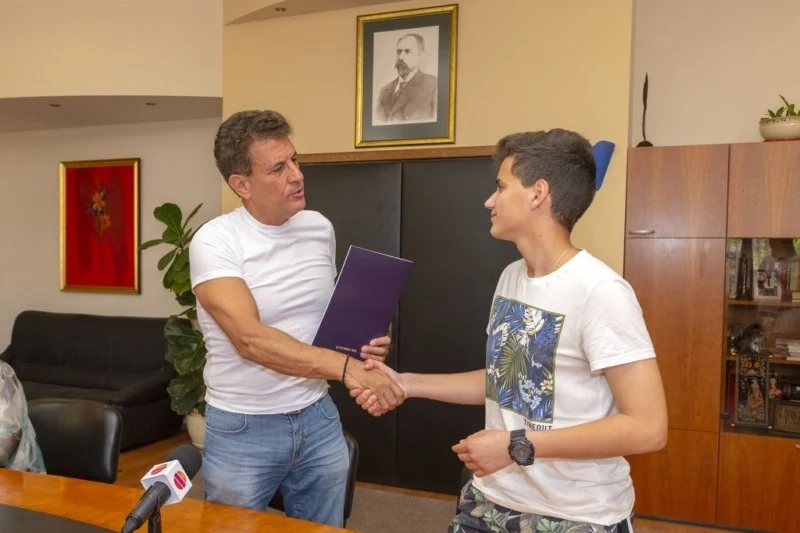 Кметът Попов награди призьора от Националната олимпиада по география и икономика Спас Мерджов