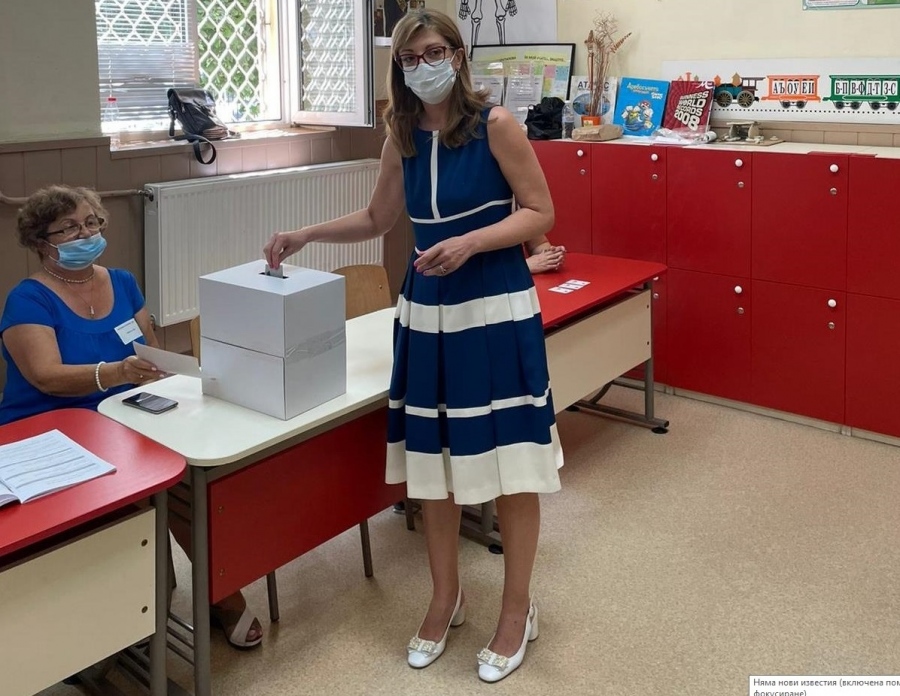 Водачът на листата на коалиция ГЕРБ-СДС Екатерина Захариева гласува в Пазарджик