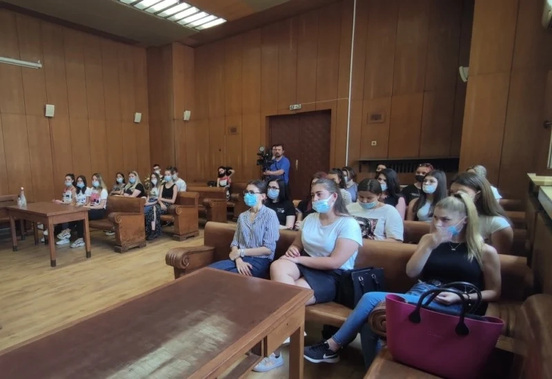 Учениците на ПГИМ получават удостоверенията си за практика на тържествена церемония в съда