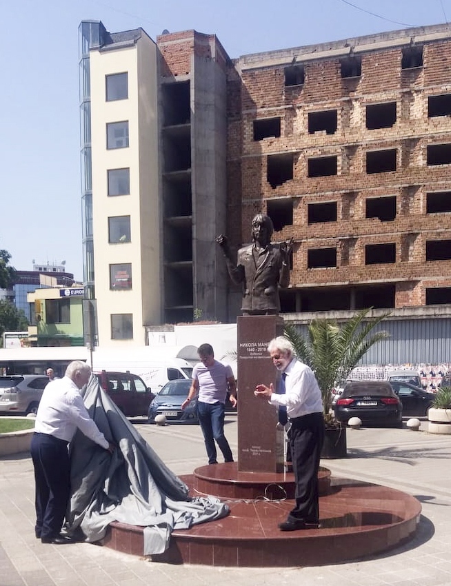 Откриха паметник на художника Никола Манев в центъра на Пазарджик