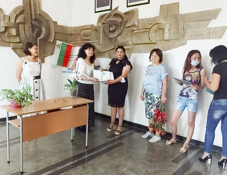 Пораснали дванайсетокласници получиха дипломи за средно образование