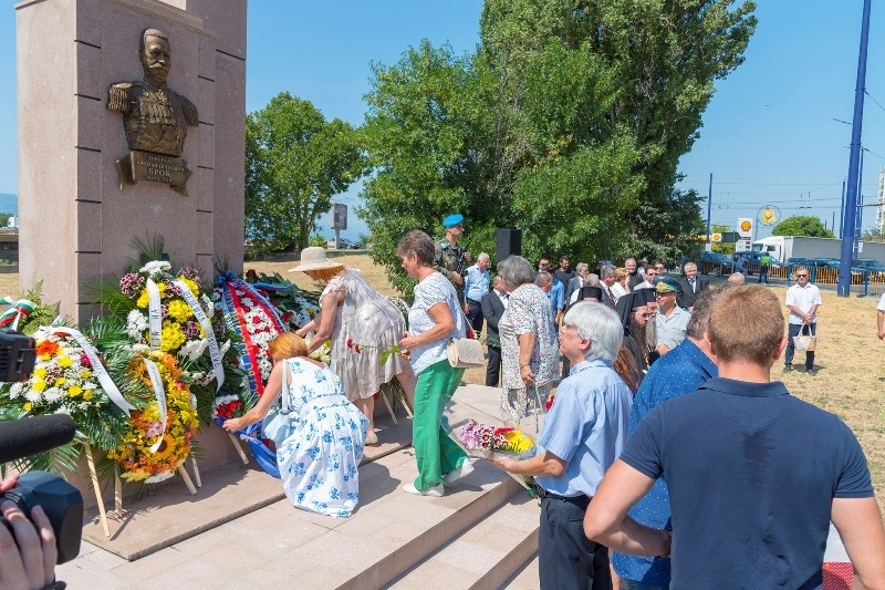 Откриха паметника на генерал Брок