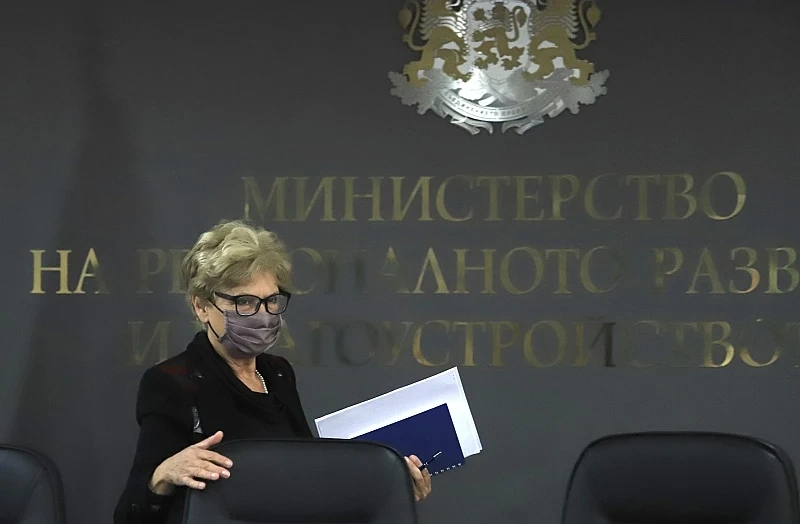 Министър Комитова: Няма проект за пътя Пазарджик -Батак