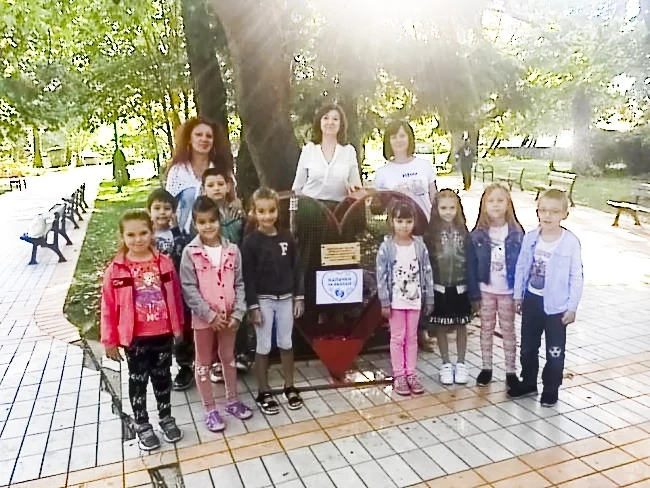 Училище подари метално сърце за капачки