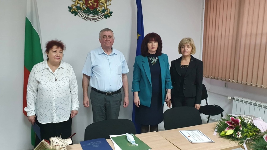 Министърът отличи д-р Галина Точкова и работещите в имунизационния кабинет на РЗИ-Пазарджик
