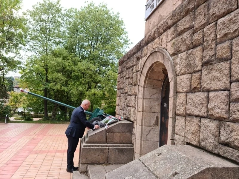 Пещера почете Независимостта на България