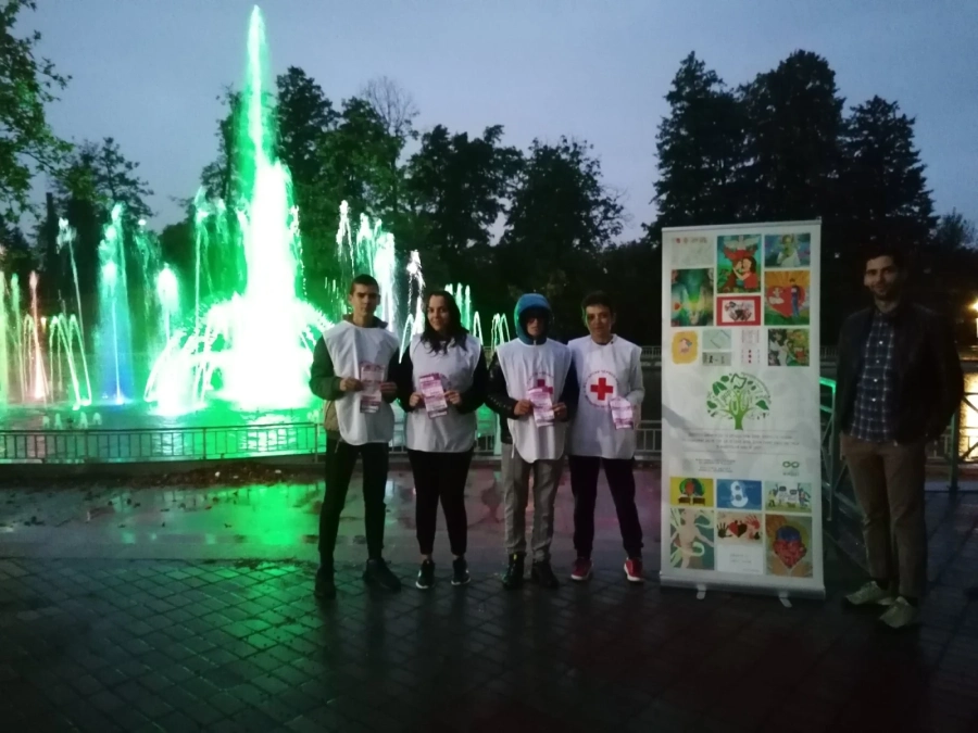 Фонтаните бяха осветени в знак на почит към донорите, семействата им и специалистите по трансплантации