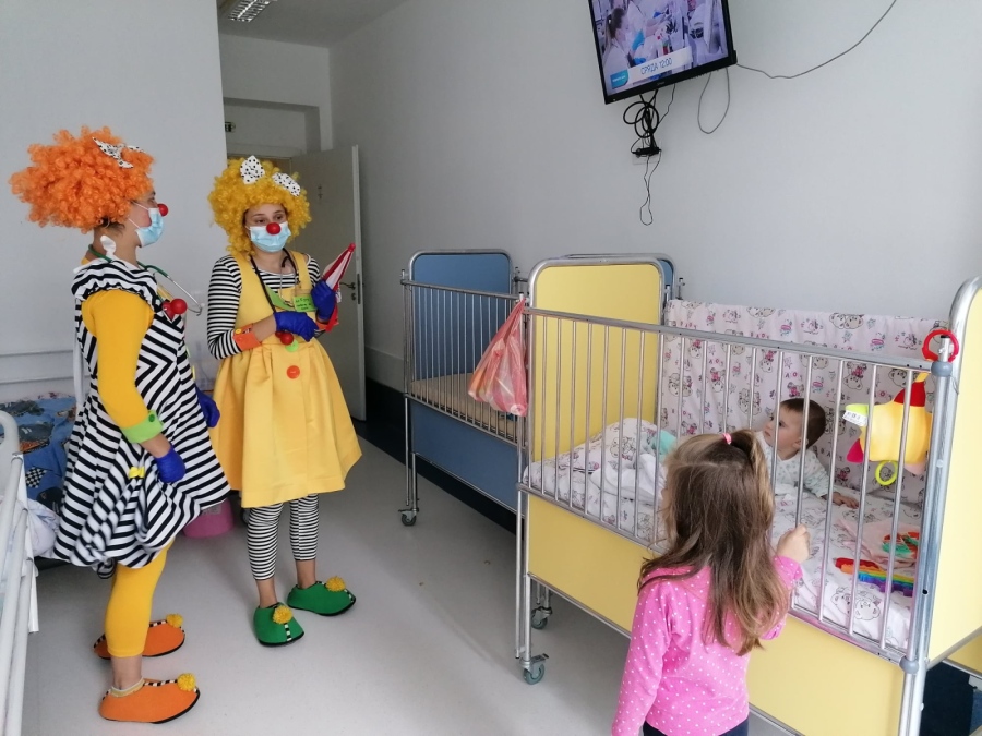 „Клоунски визитации“ разсмяха пациенти в „Уни Хоспитал“