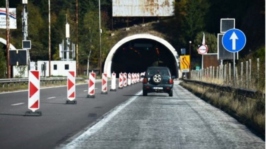 Утре движението в тунел „Траянови врата на АМ „Тракия“ в посока Бургас ще е в една лента.