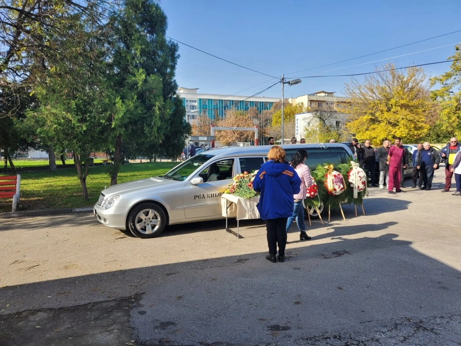 С вой на сирени и аплодисменти спешните медици се сбогуваха с Румен Чавдаров