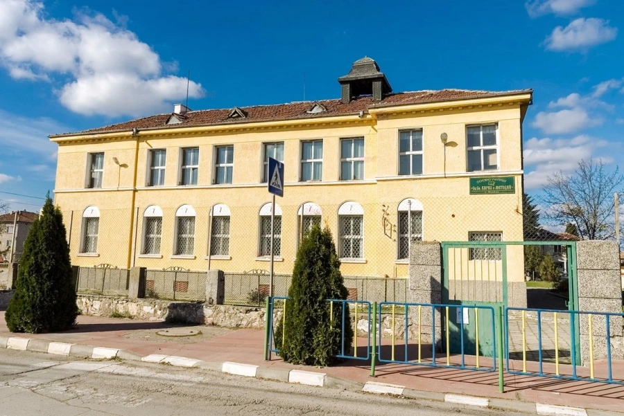 Общината ремонтира училището в Ивайло