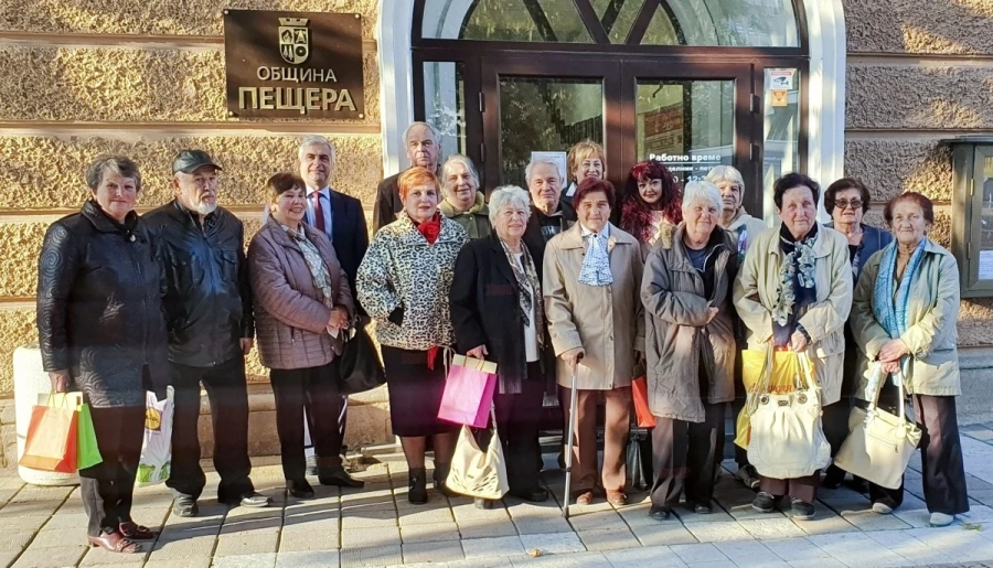 Почетоха учители-ветерани с онлайн игра и прием в малкия парламент