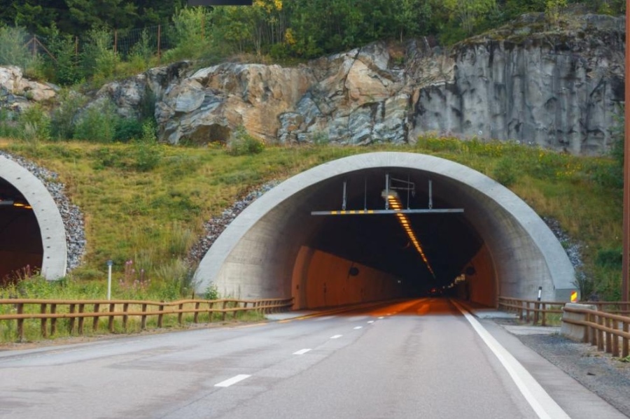От 13 ч. днес се спира движението в тръбата за Бургас на тунела „Траянови врата“