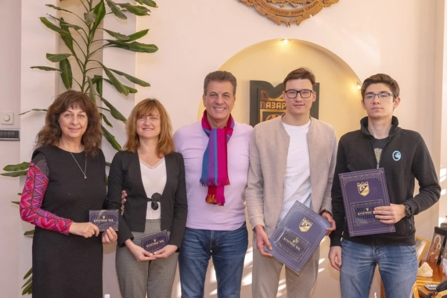 Кметът награди ученици и преподаватели от МГ за успеха им с проекта ”Психосоматика –”шифърът” на душата и тялото”