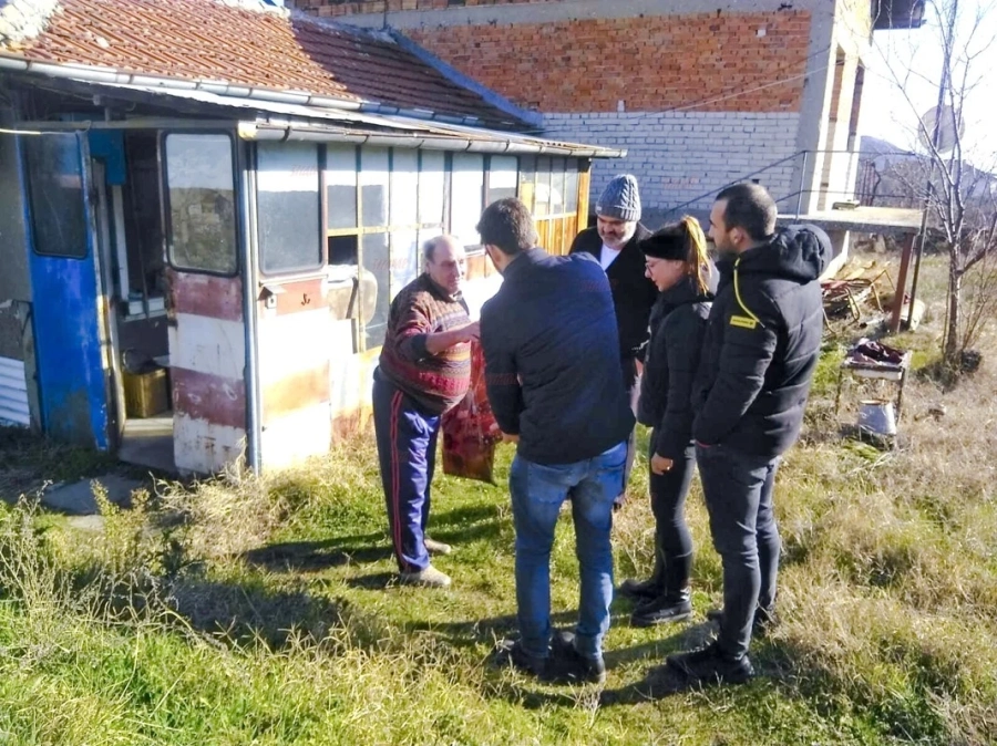 Млади хора зарадваха самотниците в Цар Асен за Коледа