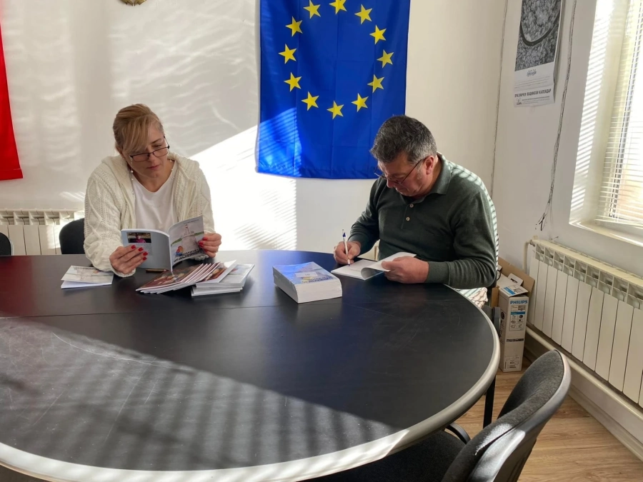 Писател подари на Община Лесичово по една от своите книги