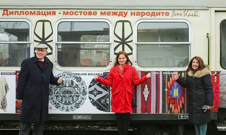 Теснолинейката – с фолклорни мотиви от цял свят