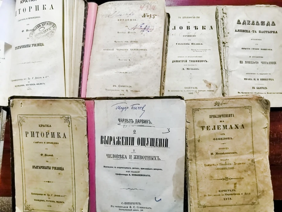 Ценно дарение на старопечатни книги и снимка за музея