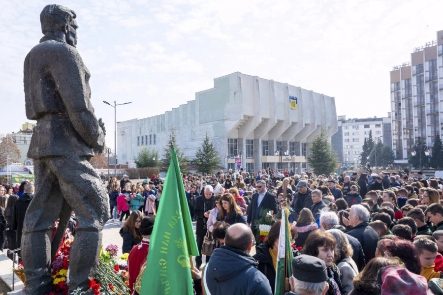 Панахида и поднасяне на цветя пред паметника на Апостола