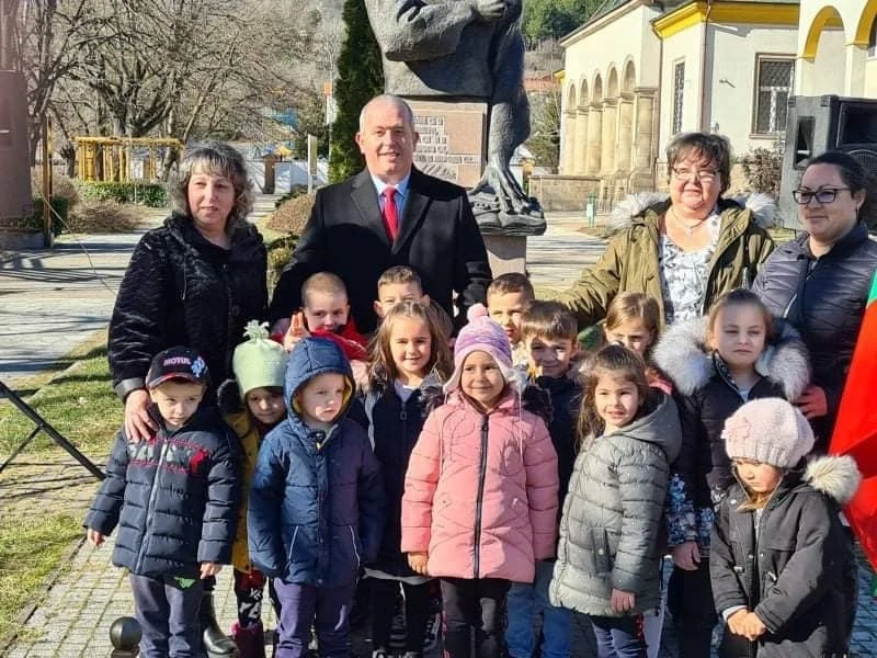 Пещерци почетоха делото на Апостола
