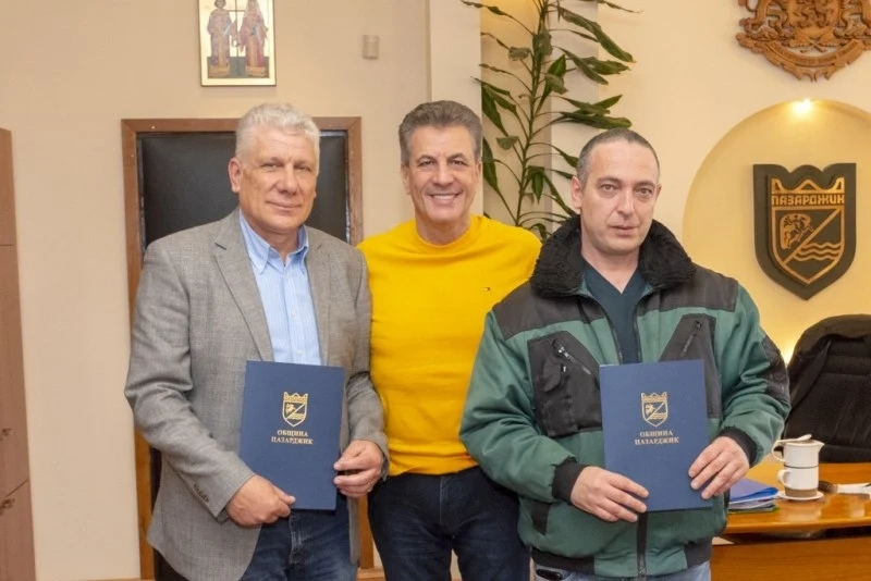 Кметът Попов отличи двама служители, върнали забравени на банкомат пари