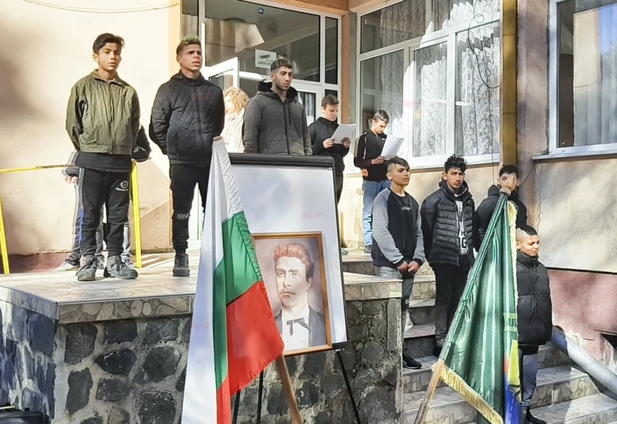Децата от ВУИ-Ракитово с литературна програма отбелязаха 149-годишнината от гибелта на Апостола