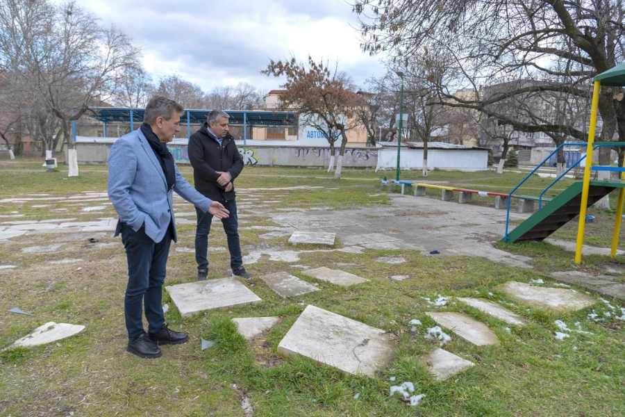 Кметът Тодор Попов: Община Пазарджик ще облагороди парка зад Кукления театър и читалище „Христо Ботев”, ще монтираме и нова детска площадка