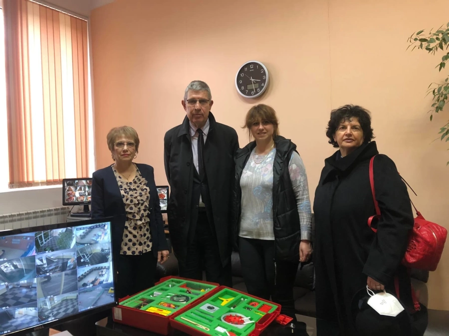 Сдружението на частните предприемачи и Ротари Клуб дариха на СУ „Д-р Петър Берон“ STEM комплект за опити по физика