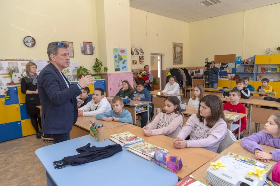 Кметът Тодор Попов лично връчи грамоти на първите победители в конкурса „Бъди в безопасност онлайн”