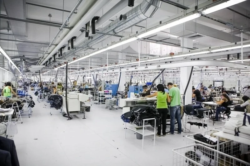 Икономиката буксува, номенклатурата пирува, а народът псува