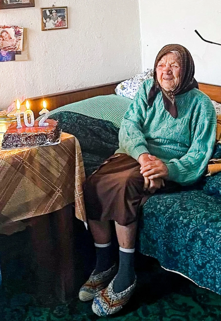 Баба Стоянка от Лесичово стана на 102 години