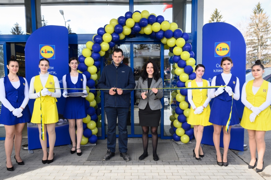 Обновеният Lidl във Велинград отново отваря врати
