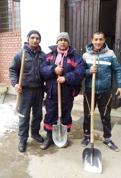 И гробарите отделиха от залъка си за Украйна