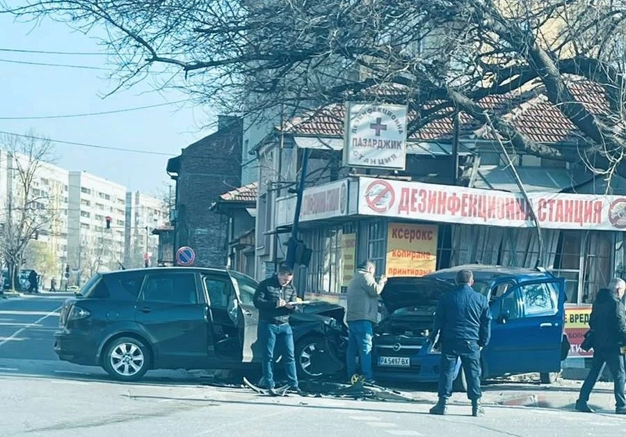 Пиян шофьор направи ПТП при бившето ХЕИ, пътник е с черепно-мозъчна травма (обновена)